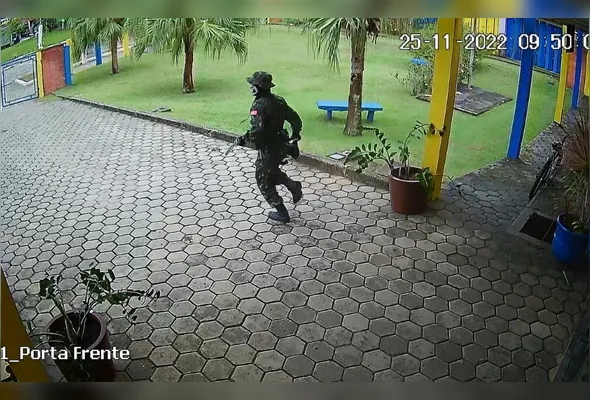 Câmera no interior da escola em Aracruz mostra o atirador fugindo após abrir fogo contra alunos e professores
