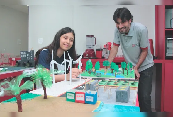 Luisa Motta mostra maquete criada com 
a orientação do professor Jonathas Stein