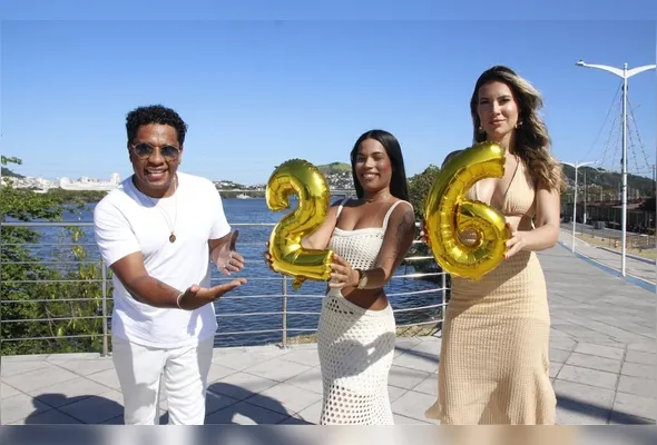 Andrinho, vocalista do Pele Morena, com Adryenne Miguel e  Wanessa Passos: tudo pronto para festa antecipada