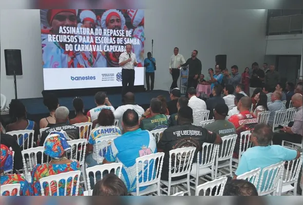 O governador Renato Casagrande  na cerimônia de assinatura do repasse de recursos para as escolas de samba