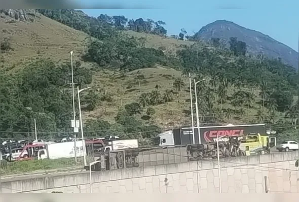 Carreta-cegonha tombou em viaduto