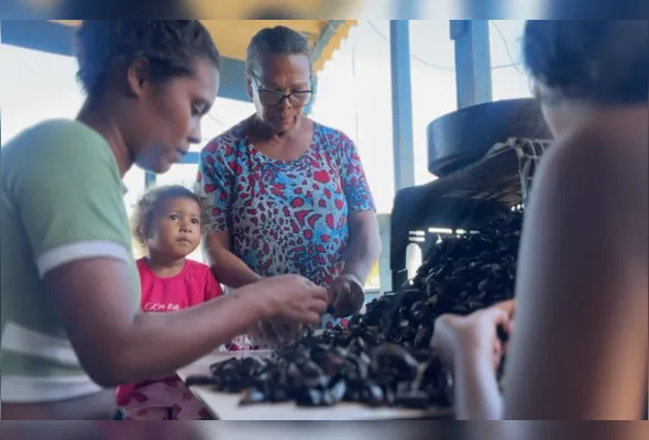 Marisqueira Eliane Correia, de 62 anos, ao lado da bisneta Kailane Vitória dos Santos, de 3, da neta Karoline dos Santos, de 26, e da neta Valesca Thauane, de 16