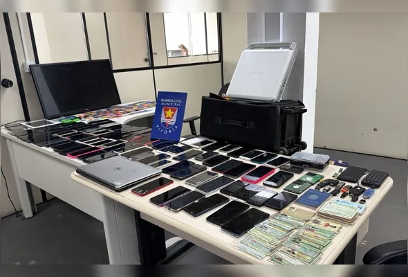 Com a dupla, ainda foram encontrados mais de 93 celulares, 32 documentos, 130 cartões de crédito, um computador, uma TV e um notebook