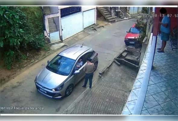 Parente da vítima sendo abordada pelo estelionatário