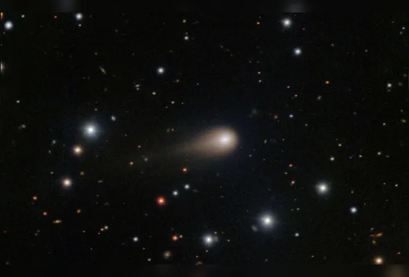 Uma imagem profunda do cometa interestelar 3I/ATLAS capturada pelo Espectrógrafo Multiobjeto Gemini (GMOS) no Telescópio Gemini Sul.