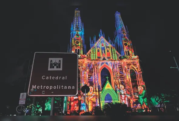 Projeções de Natal transformam a Catedral Metropolitana de Vitória em um espetáculo de cores e luz