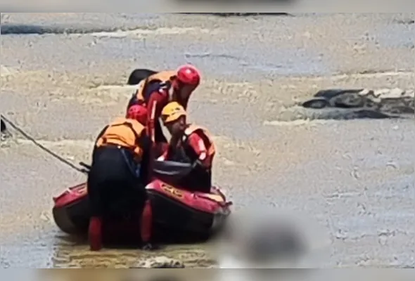 O resgate foi realizado por equipes do Corpo de Bombeiros, que foram acionadas após a localização do cadáver no meio do rio