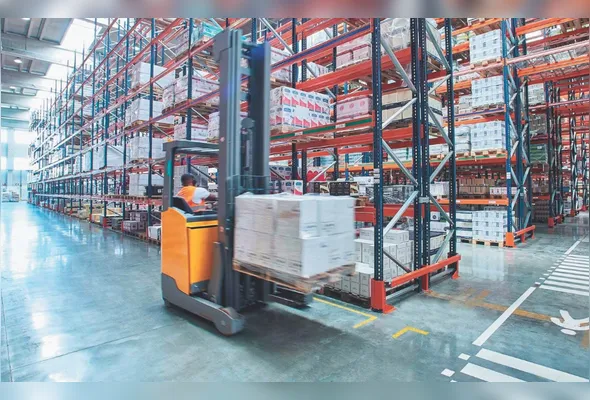 Operador em galpão logístico: Serra é  região que concentra a maior parte das novas áreas ocupadas no Estado