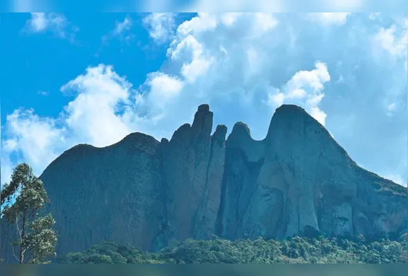 Pedra dos Cinco Pontões vista de Itaguaçu: ícone da região atrai aventureiros e apreciadores de belos cenários