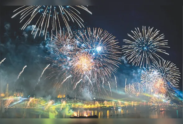 show pirotécnico: fogos coloridos, utilizados no Réveillon,  são os de baixo ruído, que podem ser comercializados