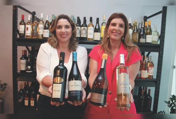 Roberta Girelli e Tatiana Puppim  mostram opções de bebidas que combinam com os pratos típicos da ceia