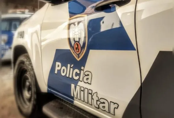 Policiais militares encontraram o corpo da mulher apresentando diversas lesões.