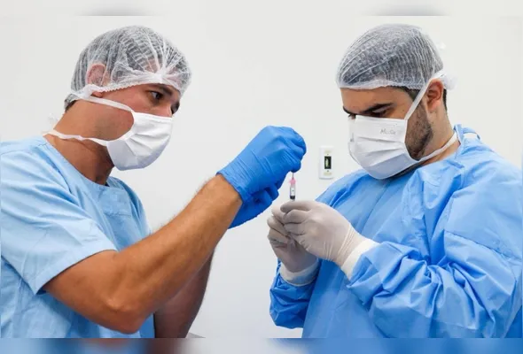 Olavo Borges Franco e Mitter Mayer durante aplicação de polilaminina realizada recentemente