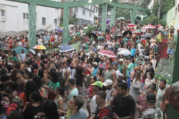 Imagem ilustrativa da imagem Incêndio atinge galpão e destrói alegorias de escola de samba em Vitória