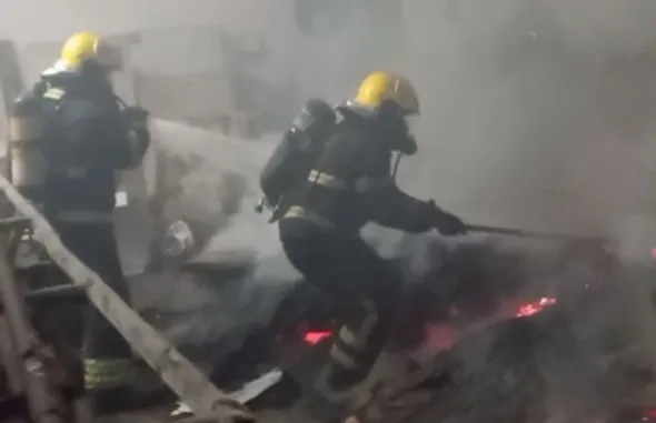 Imagem ilustrativa da imagem Incêndio atinge galpão e destrói alegorias de escola de samba em Vitória