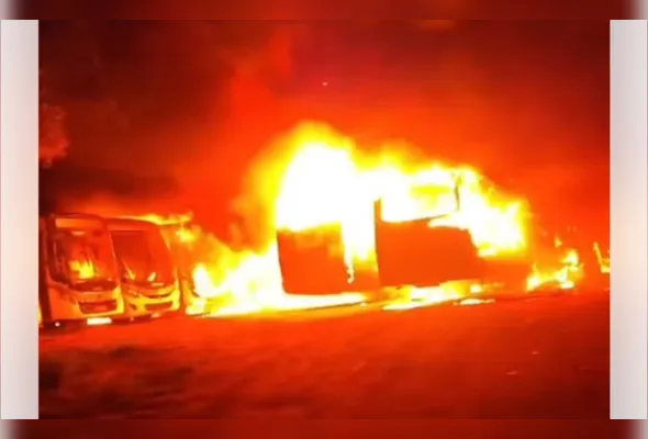 De acordo com o Corpo de Bombeiros, 38 veículos, entre ônibus, microônibus e vans, foram completamente destruídos pelo fogo