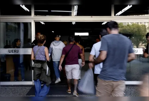 Estudantes em dia de exames no campus da Universidade do Estado do Rio de Janeiro