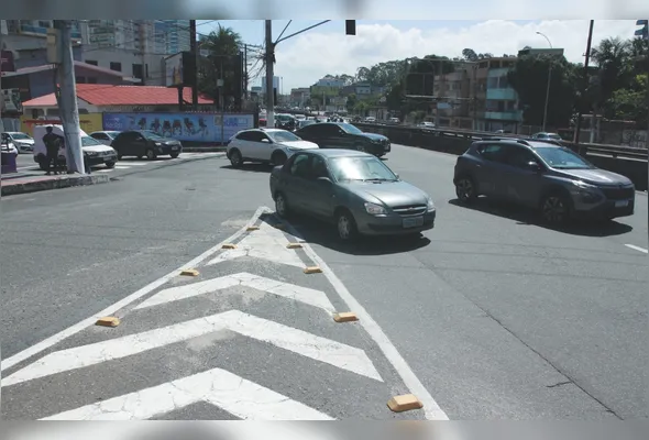 motorista transita quase por cima da marca de canalização, a   “área zebrada”, que serve para organizar trânsito