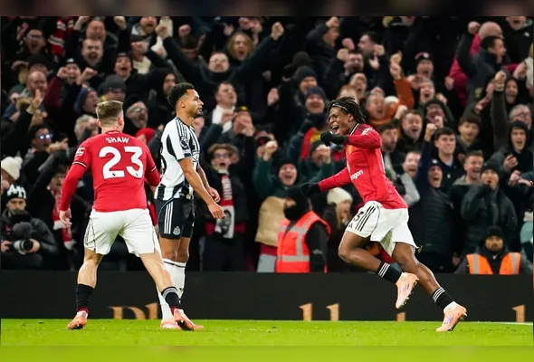 Patrick Dorgu, do Manchester United, comemora após marcar gol na partida contra o Newcastle válida pelo Campeonato Inglês, no Estádio Old Trafford, em Manchester, nesta sexta-feira, 26