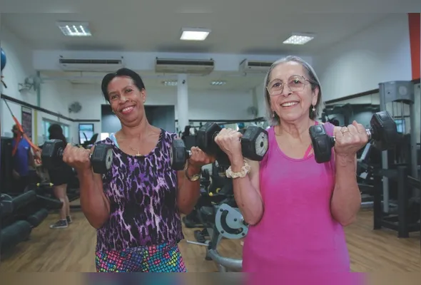 Alzeli Gomes e Laudiceia Lorenzon treinam na academia e sabem bem os benefícios da atividade física para a saúde