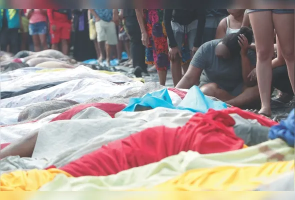 Moradores do Complexo da Penha  encontraram  ao menos 74 corpos, que foram levados para a Estrada José Rucas, uma das principais da região