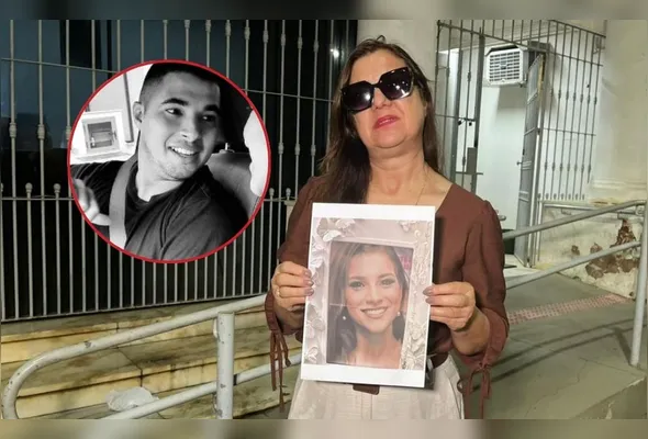 Márcia Rocha, mãe de Íris, mostra um cartaz com a foto dela e diz que sentença de Cleilton (destaque) foi curta