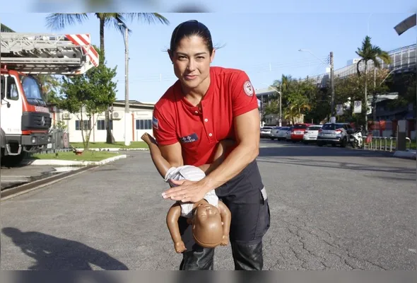Capitã Andresa mostra como deve ser feito o procedimento para desengasgar bebê
