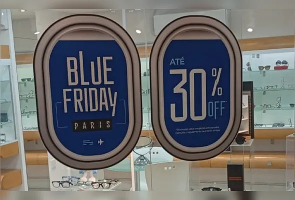 Campanha utiliza elementos que remetem ao clima de viagens, como som de embarque, locução de bordo, cores e mensagens nas vitrines, transformando o ambiente das lojas