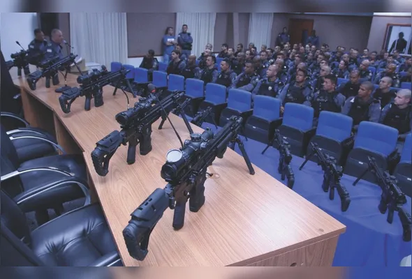 Fuzis Arad 7.62 foram apresentados pelo secretário de Segurança Pública Leonardo Damasceno para os militares