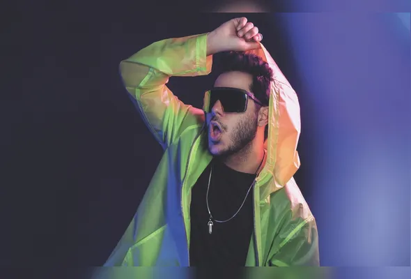 Tomate comanda o trio elétrico e transforma a Praia de Camburi em cenário de muito axé e pôr do sol neste domingo (1º), na Avenida Dante Michelini