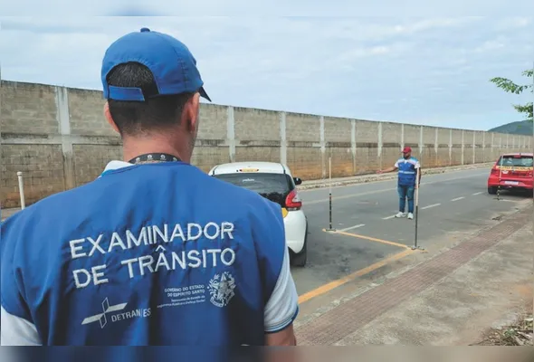 Examinador do Detran durante prova de trânsito: avaliações de baliza e ladeira foram suspensas desde o dia 19