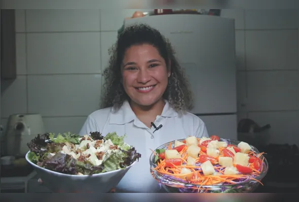 Débora Machado, que possui um hortifruti delivery, mostra os dois tipos de saladas refrescantes