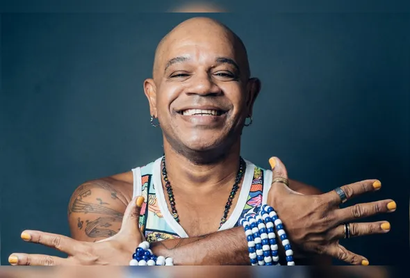 Reinaldinho, ex-Terra Samba, comanda o agito em cima do trio elétrico no dia 3 de janeiro