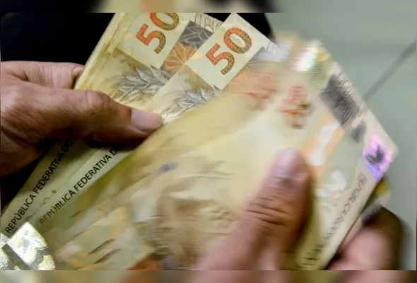 Imagem ilustrativa da imagem Trabalhadores recebem a primeira parcela do 13º até sexta-feira