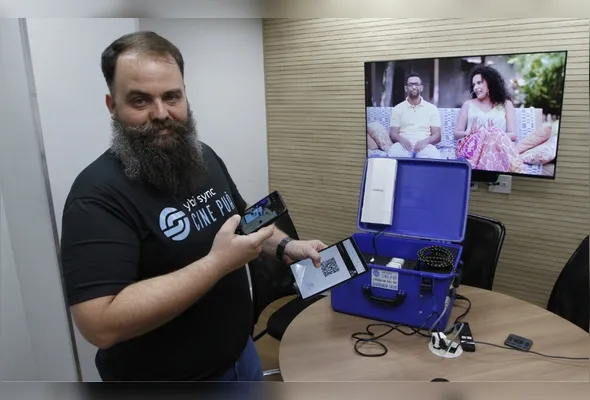 Magno com o Cine Puã, que permite audiodescrição e dublagens na mesma sessão