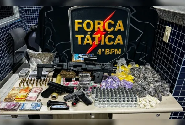 Na residência foram apreendidas drogas, armas, munições, balanças de precisão e materiais para embalar drogas