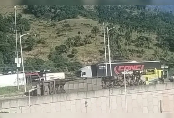 Carreta-cegonha foi removida do viaduto no início da tarde desta terça-feira