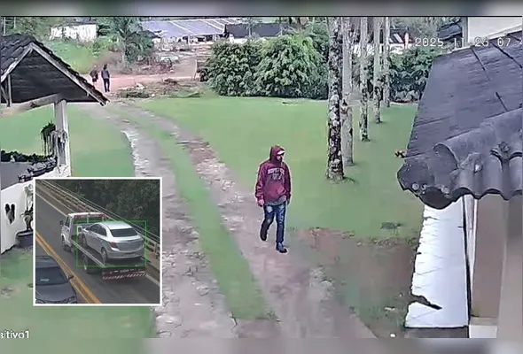 Uma câmera de segurança registrou o momento em que os suspeitos chegam de carro em um sítio