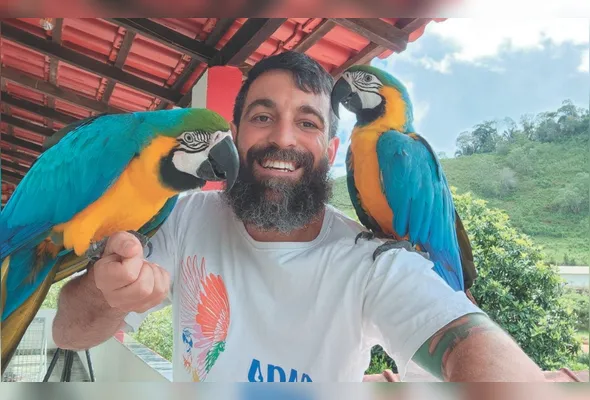 Guilherme Figueira, tutor das araras Kadu e Tiê, conta que vê-las voando livres lhe dá paz