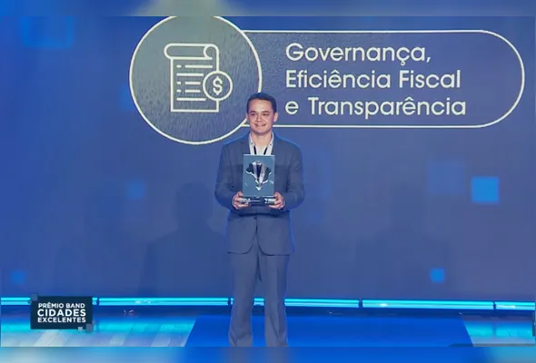 Prefeito Lorenzo Pazolini recebe o prêmio da cidade de Vitória