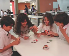 Imagem ilustrativa da imagem Alunos melhoraram notas após proibição de celular, dizem escolas