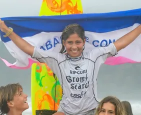 Imagem ilustrativa da imagem Aos 13 anos, surfista capixaba desafia ondas gigantes em Nazaré