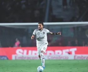 Imagem ilustrativa da imagem Após vitória no clássico, Alex Telles tranquiliza torcida do Botafogo