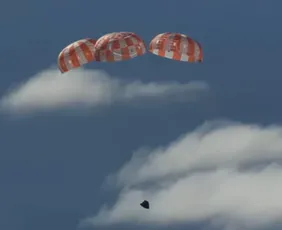 Imagem ilustrativa da imagem Artemis 2 pousa no mar e conclui a primeira viagem tripulada à Lua do século 21