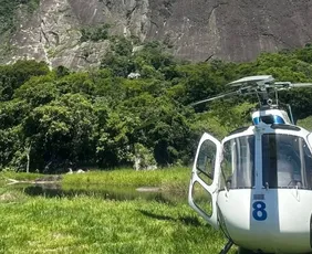 Imagem ilustrativa da imagem Atleta de wingsuit é resgatado por helicóptero após ficar preso em pedra em Castelo