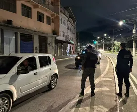 Imagem ilustrativa da imagem Blitze guincham carros por pneu careca e farol queimado no ES