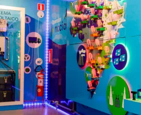 Imagem ilustrativa da imagem Caminhão educativo leva experiência interativa sobre energia a alunos em Vitória