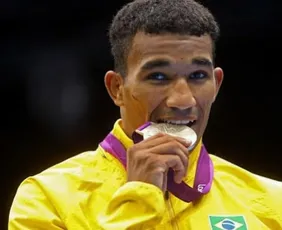 Imagem ilustrativa da imagem Campeão olímpico, capixaba esquiva falcão vende medalha conquistada em Londres 2012