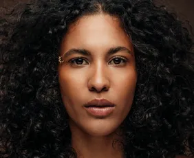 Imagem ilustrativa da imagem Capixaba brilha em série da Netflix: "Maior desafio foi atuar de máscara"