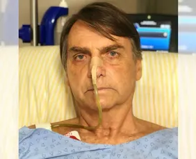 Imagem ilustrativa da imagem Carlos Bolsonaro publica foto do pai em hospital: 'situação é muito delicada'